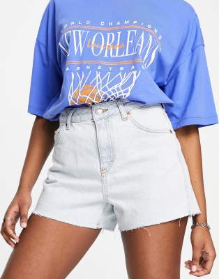 Topshop - Bequeme, elastische Mom-Jeansshorts in ausgebleichter Waschung-Blau