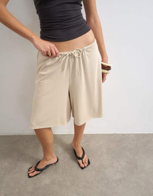 Topshop - Bermuda short van cupro met trekkoord in crème, 2 van 5