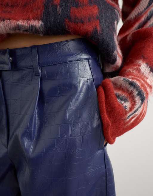 Topshop bermudashort van imitatieleer met crocostructuur in donkerblauw, 5 van 5
