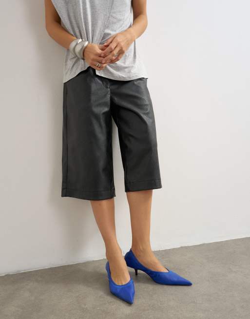 Topshop bermudashorts i läderimitation i svart, 2 av 5