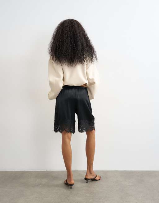 Topshop bermudashorts med satinfornemmelse og blondedetalje i sort, 2 af 5