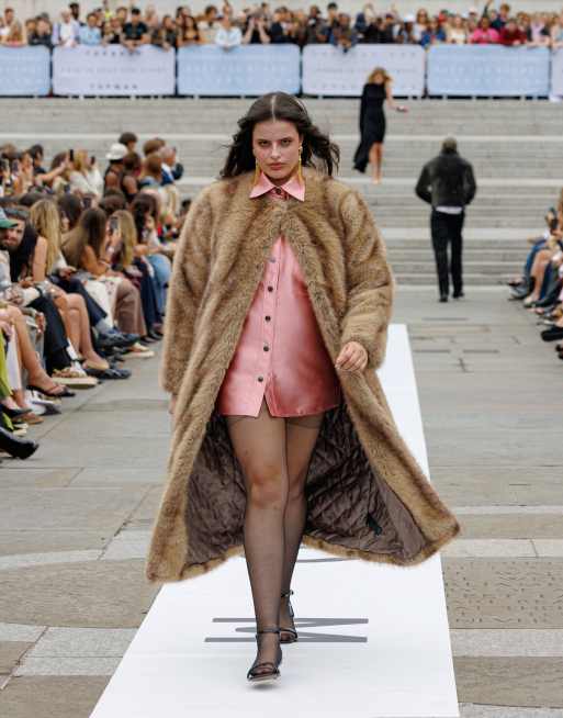 Topshop – Beżowy długi płaszcz oversize bez kołnierza ze sztucznego futra w paski w kolorze naturalnym