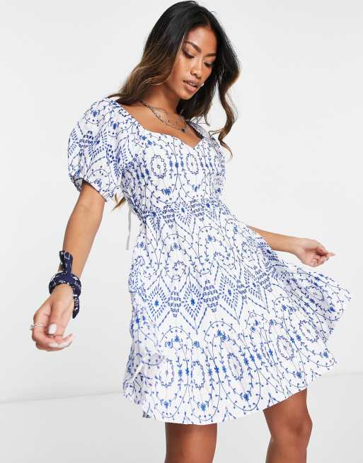 Topshop – Biała sukienka mini z odkrytymi plecami, haftem angielskim i niebieskim ściegiem 
