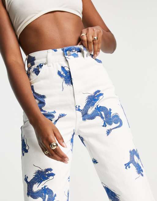 Topshop – Białe jeansy mom fit oversize we wzór w smoki, 3 z 4