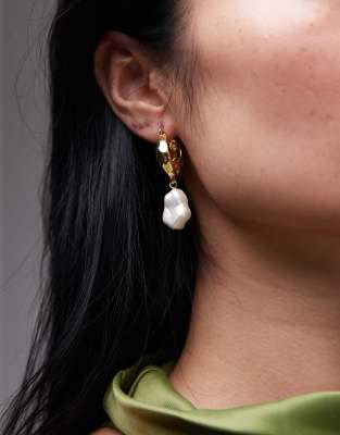 Billie molten hoop earrings with faux pearls in gold tone