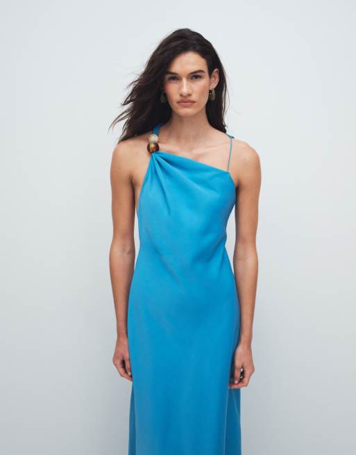 Topshop - Blå asymmetrisk maxikjole til særlige lejligheder med perledetaljer i halsen i satin, 2 af 11