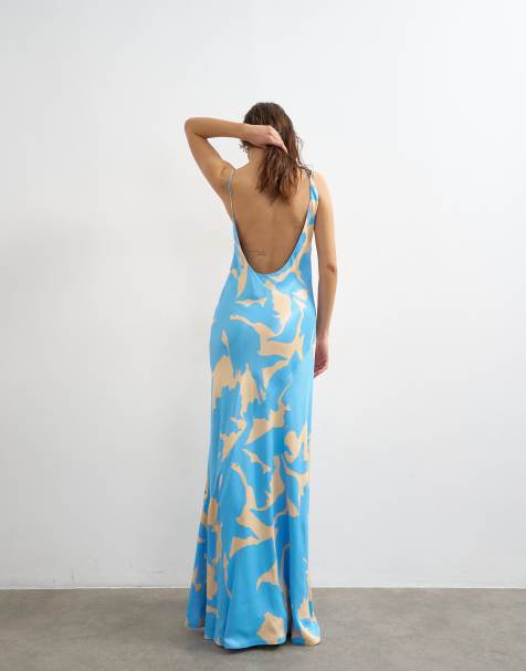 Topshop – Blå, blommig, diagonalskuren maxiklänning i satin med halterneck, öppen rygg och djup ringning baktill - view 1