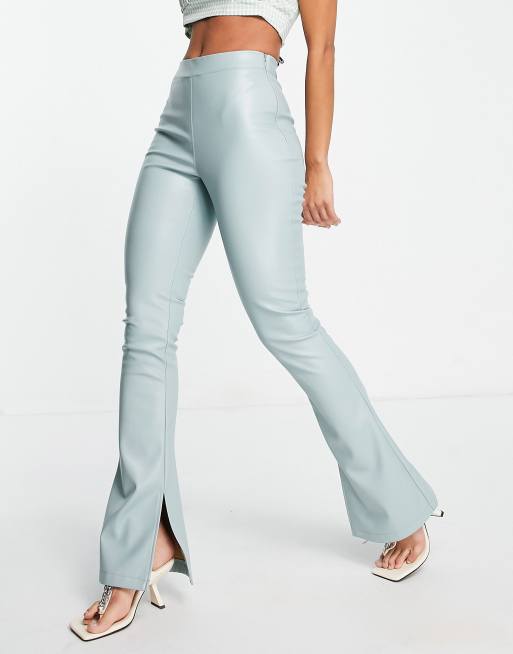 Topshop – Blå utsvängda byxor i läderimitation med slits på fållen