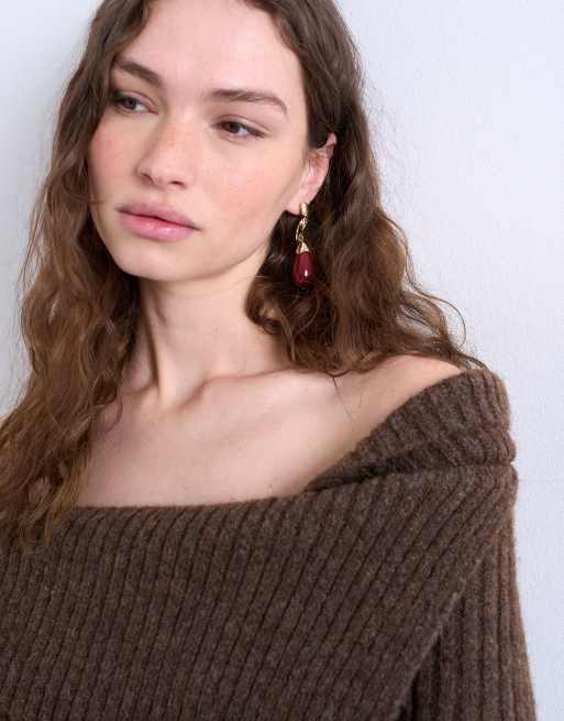 Topshop - Blake - Guldfarvede ørestikkere med spiraldesign og bordeaux sten, 3 af 3