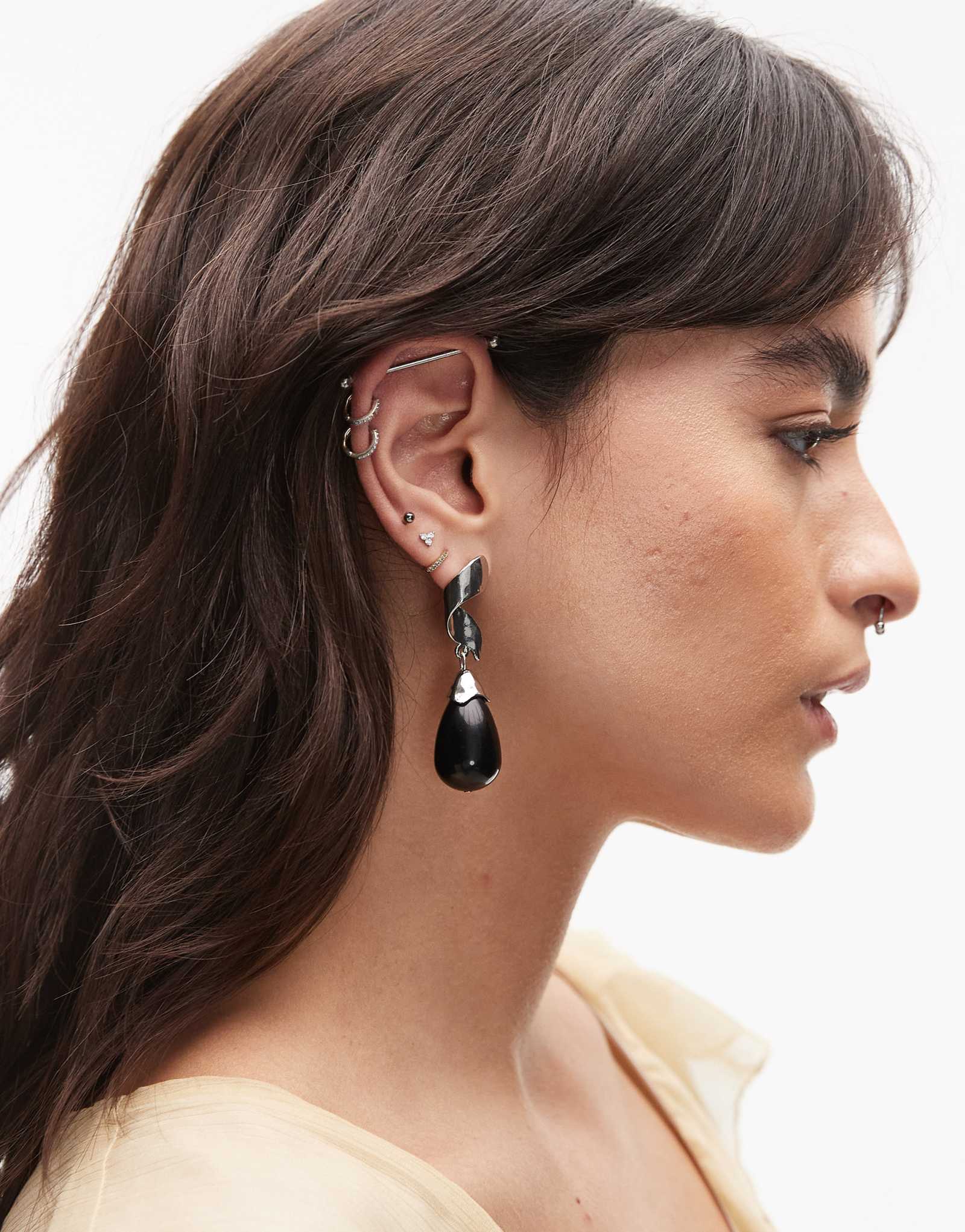 Спиральные серьги-гвоздики Topshop Blake с каменными каплями серебристого оттенка