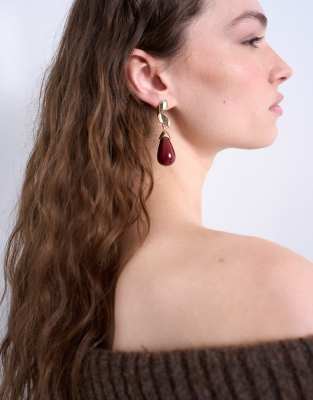 Topshop - Blake - Spiralförmige Ohrstecker in Gold und Burgunderrot mit Steinanhänger-Goldfarben