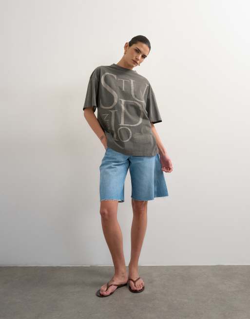 Topshop – Bleksvart t-shirt med sänkt axelsöm och Studio-tryck, 2 av 4