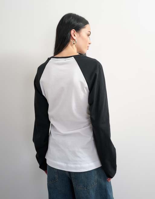 Topshop blockfärgad långärmad raglan-t-shirt med markerad midja i mono, 4 av 4