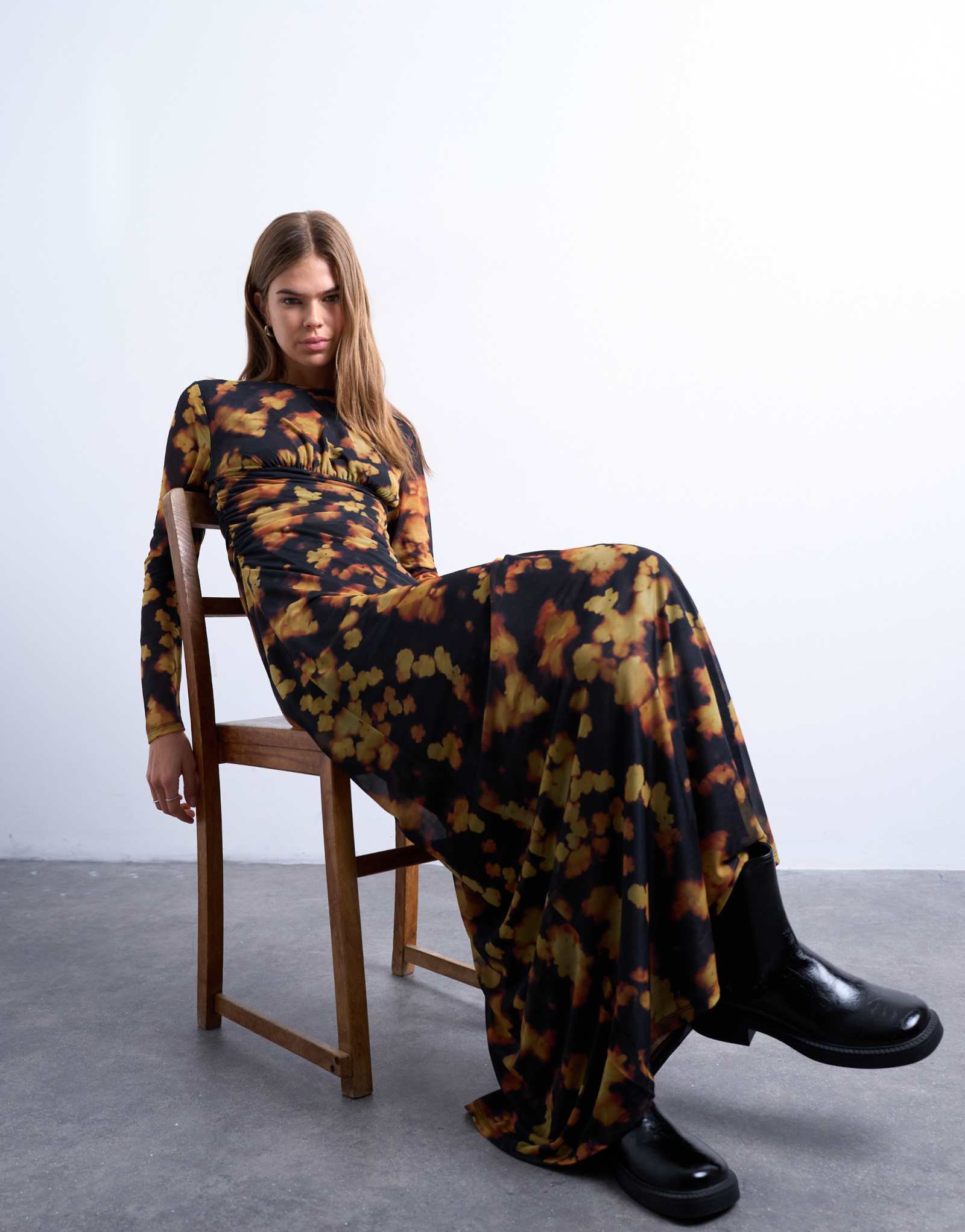 Черное макси-платье с длинным рукавом и размытым цветочным принтом от Topshop черного цвета