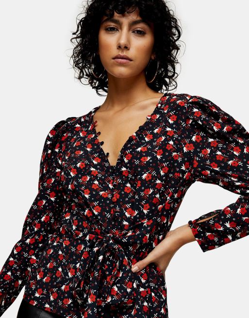 Topshop - Bluse med knapper foran i sort og rødt blomstermønster