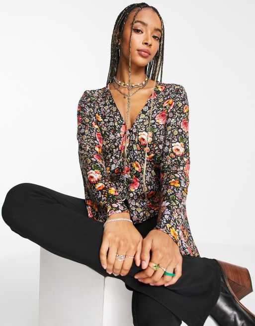 Topshop - Bluse med knapper fortil og flagrende ærmer i multifarvet jaquard med blomstermønster