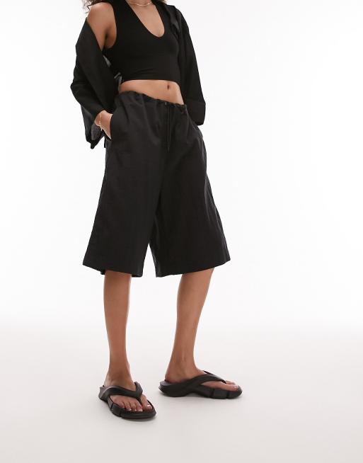 Topshop – Boardshorts aus schwarzem Nylon in ungewöhnlicher Länge