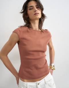 Boat neck vest in pecan