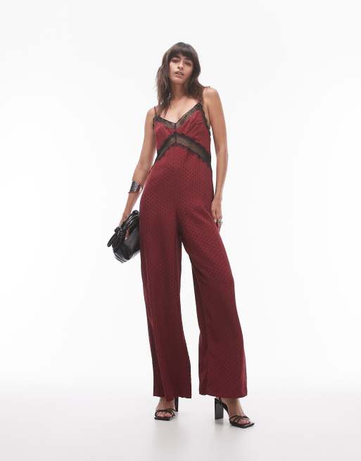 Topshop - Bordeauxrød midi-jumpsuit i jacquard med sorte blondedetaljer på brystet