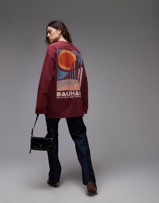 Topshop – Bordowy T-shirt skater z długim rękawem i grafiką z napisem Bauhaus