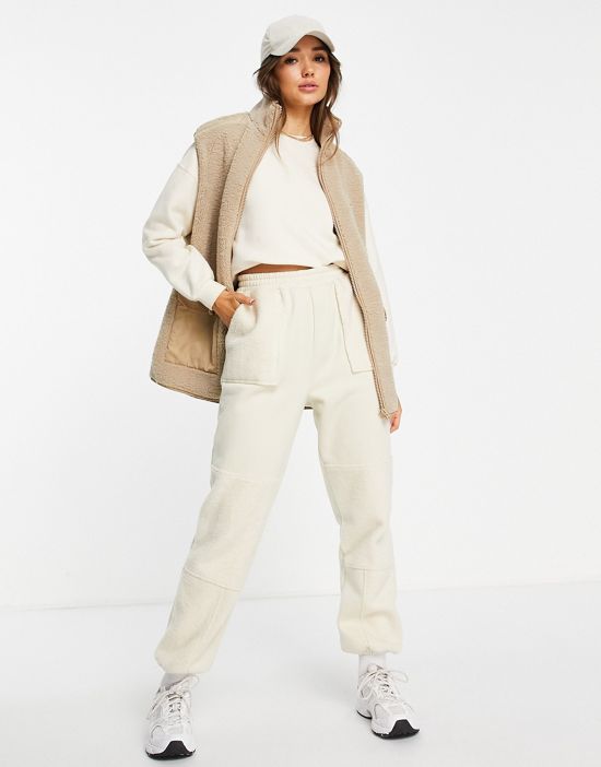 https://images.asos-media.com/products/topshop-borg-zip-through-vest-with-utility-pockets-in-cream/200941755-1-cream?$n_550w$&wid=550&fit=constrain