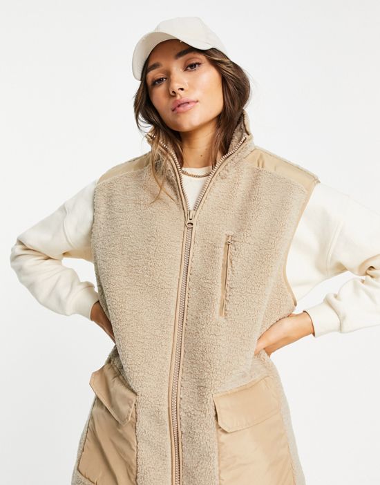 https://images.asos-media.com/products/topshop-borg-zip-through-vest-with-utility-pockets-in-cream/200941755-3?$n_550w$&wid=550&fit=constrain