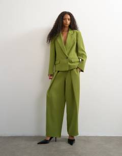 Model wearing Boxy boyfriend blazer in olive