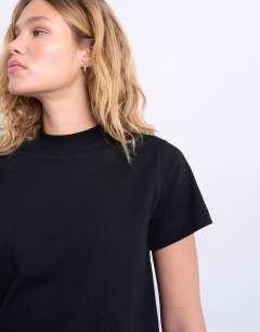 Model wearing Boxy tee in black
