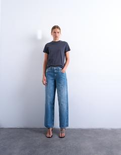 Model wearing Boxy tee in charcoal