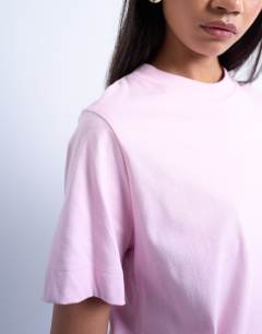 Model wearing Boxy tee in pink