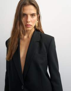 Model wearing Boyfriend single breasted blazer in black