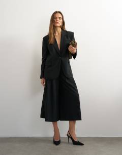 Model wearing Boyfriend single breasted blazer in black