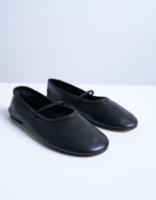 Brad leather ballerina flats with elastic strap in black