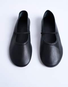 Model wearing Brad leather ballerina with elastic strap in black