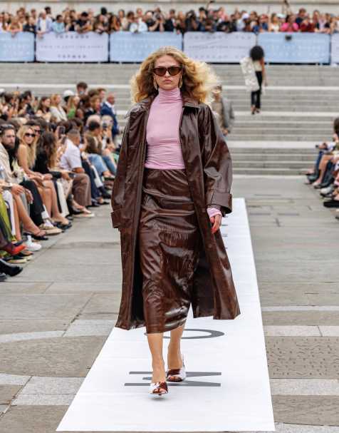 Topshop – Brązowa spódnica midi z imitacji skóry o wysokim połysku - view 1
