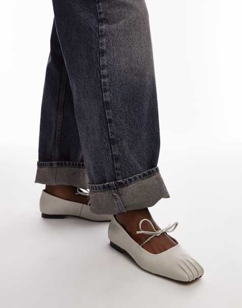 Topshop – Bridget – Leder-Ballerinas in gebrochenem Weiß mit Abnähern auf der Zehenpartie - view 1