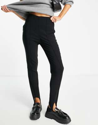 Topshop - Broek met bandje onder de voet in zwart | ASOS