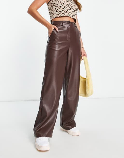 Topshop - Broek met wijde pijpen van imitatieleer in chocolade