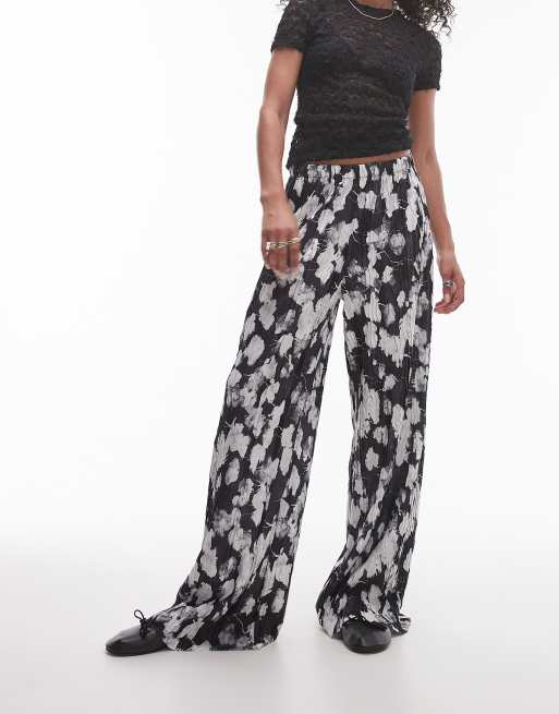 Topshop - Broek van plissé kreukelstof met wijde pijpen in zwart-witte wazige bloemenprint