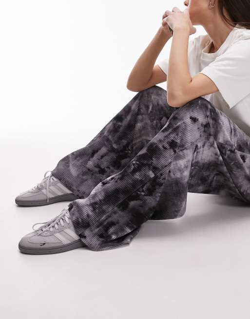 Topshop - Broek van plissé met abstracte print in grijs