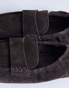 Model wearing Brooks ruched back real suede leather loafer in chocolate