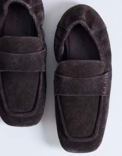 Model wearing Brooks ruched back real suede leather loafer in chocolate