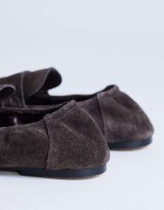 Model wearing Brooks ruched back real suede leather loafer in chocolate