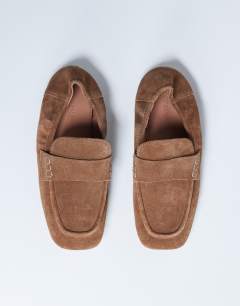 Model wearing Brooks ruched back real suede leather loafer in tan