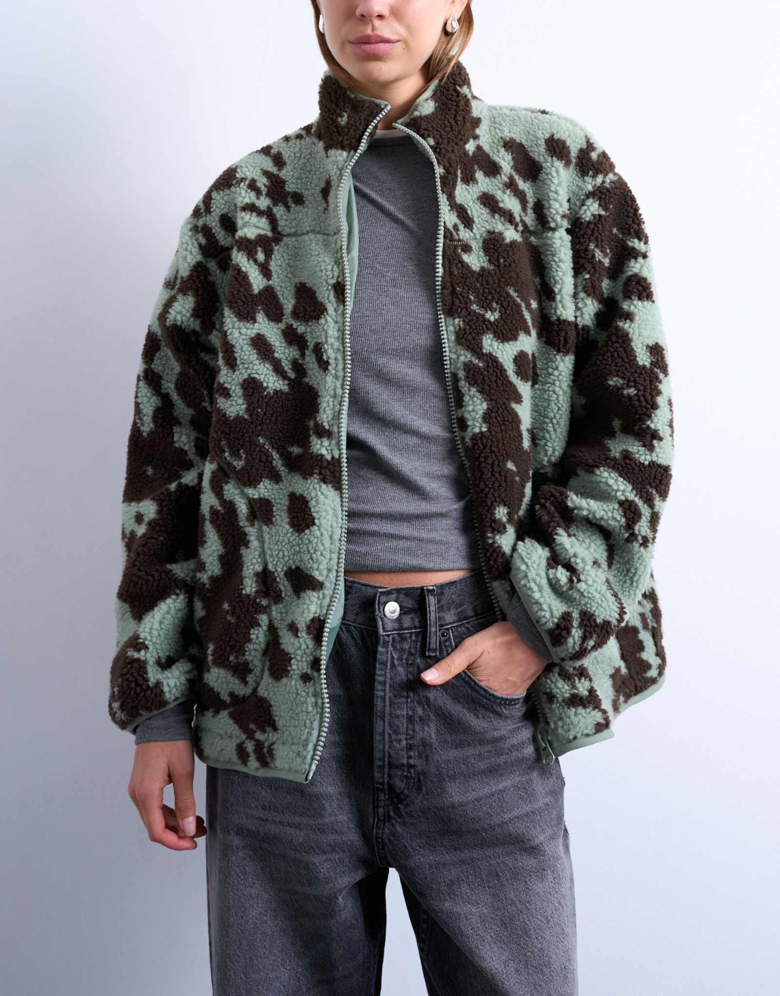 Плюшевая флисовая куртка Topshop с принтом коровы коричневого и бирюзового цветов с контрастной бирюзовой окантовкой из многослойного