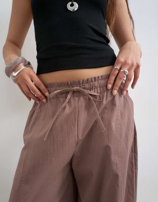 Topshop – Bruna byxor i techstil med elastisk midja och muddar, 2 av 5
