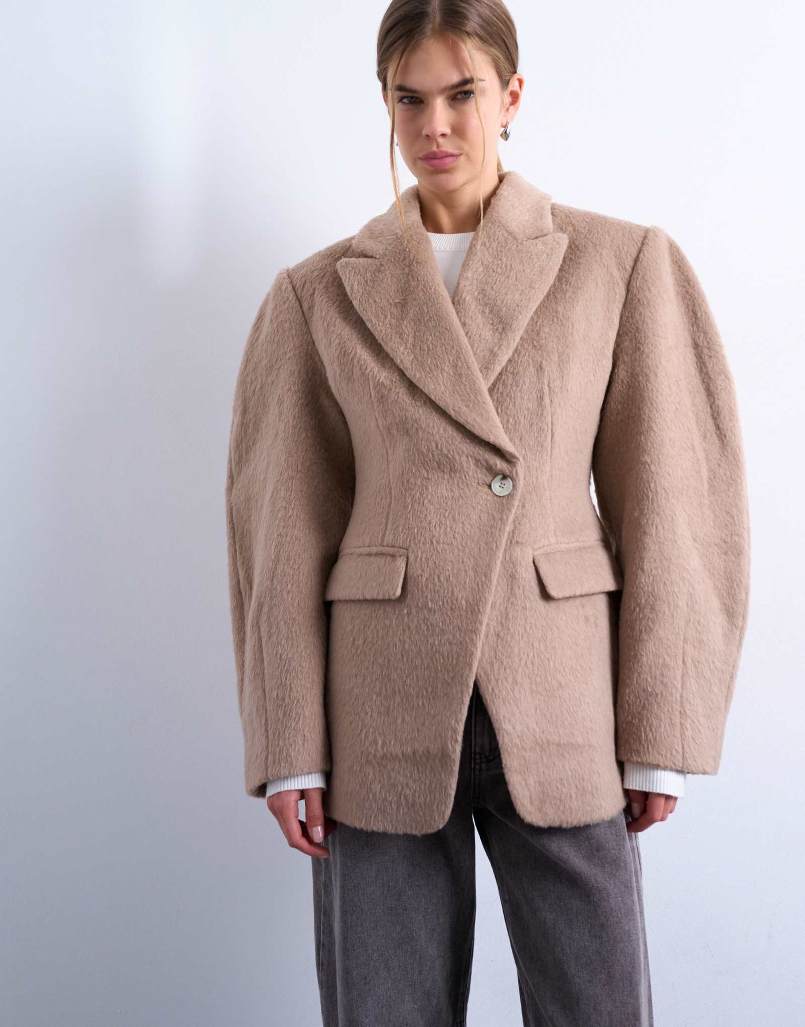 Блейзер-пальто верблюжьего цвета с овальным рукавом и зауженной талией от Topshop