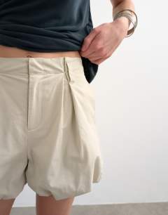 Model wearing Bubble hem clean short in neutral