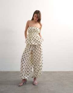 Model wearing Bubble hem linen bandeau top in spot