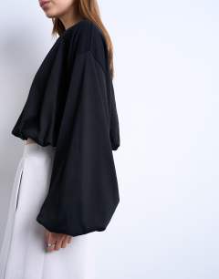 Model wearing Bubble hem long sleeve tee in black